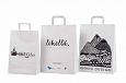 hvit papirpose med logo perfekt for reklamebruk | Referanser-hvit papirpose med flat hank eksklusi