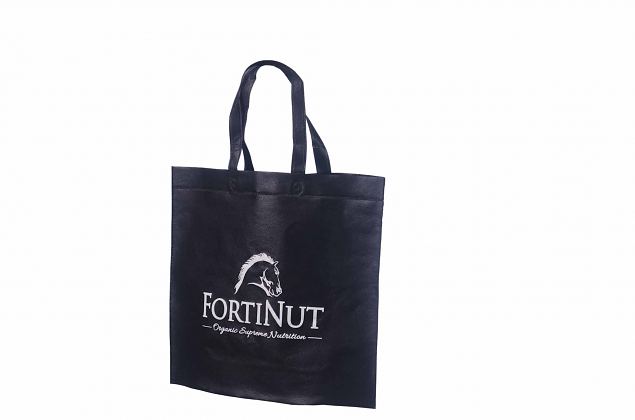 Svarta non woven-kassar med personlig logotyp. V�lj mellan olika storlekar. Frakt till Sverige �